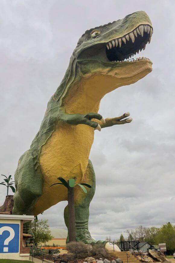 the worlds tallest dinosaur in Drumheller, Alberta